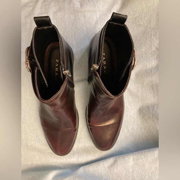 EUC ZARA Black and Burgundy w/Gold Accent Booties Ankle Boots Two-Tone size 9.5 - Picture 2 of 8